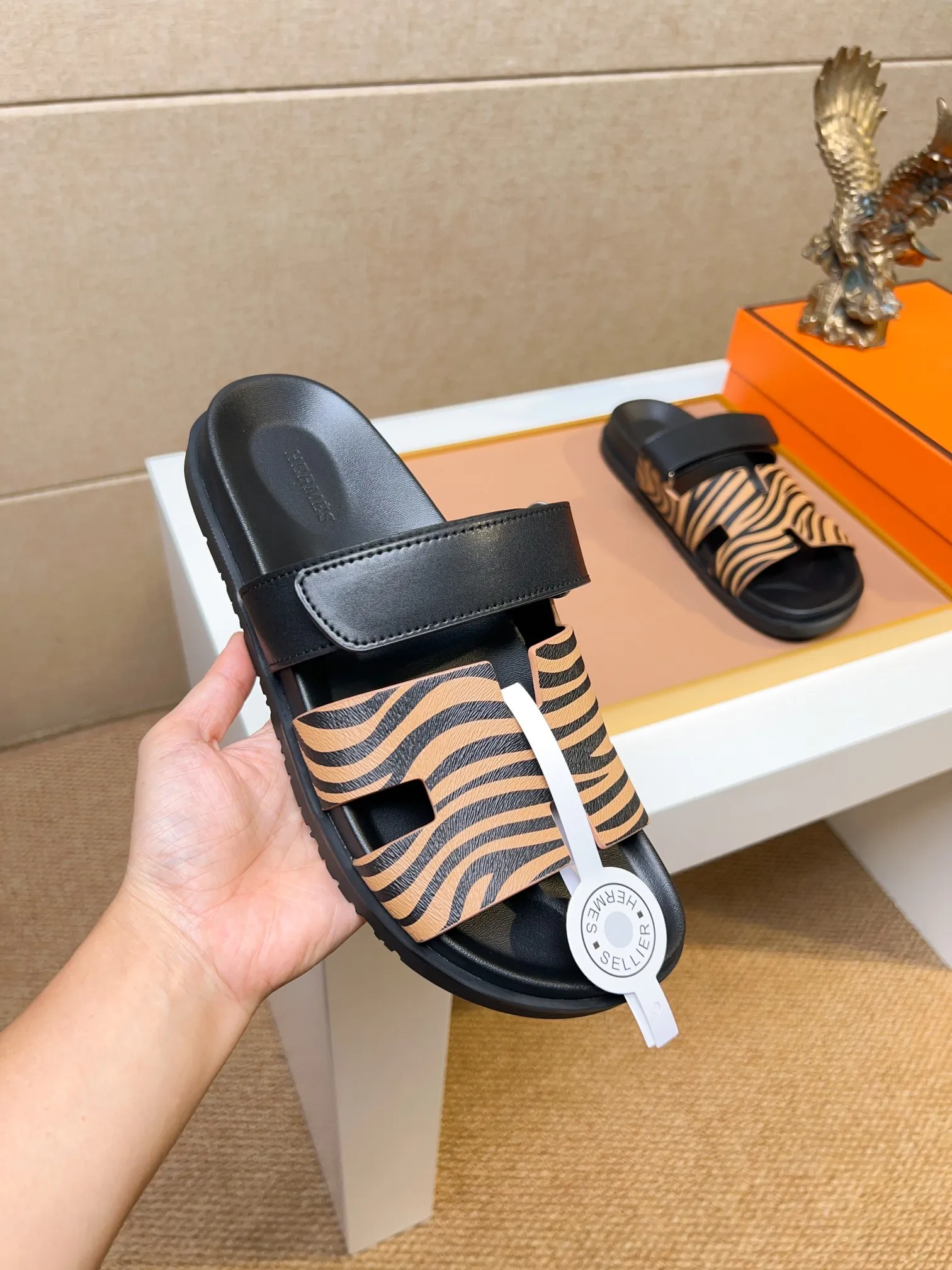 Men's clothing and shoes 💰340 💅💅💅 new arrival. Hermes Hermes official website latest counter synchronized new oran color leather H slippers, the original Paris version flew back to the original model and opened the mold to make it perfectly🍌The highest quality Sincerity, you can enter and leave the counter at will [Deyi] The upper is made of original customized  colored palm prints, crocodile print, ostrich print, colored cow leather, colored cow suede, 🤔 horse hair, 🥳 colored diamonds, 🥰 3D printing, and other genuine leather slippers, imported cow pattern foot pad lining, Italian  latest original genuine leather combination outsole Code number: 38-48 (customized at 46.47.48) Can be made into picture combination sole with genuine leather pattern and ordinary molded outsole